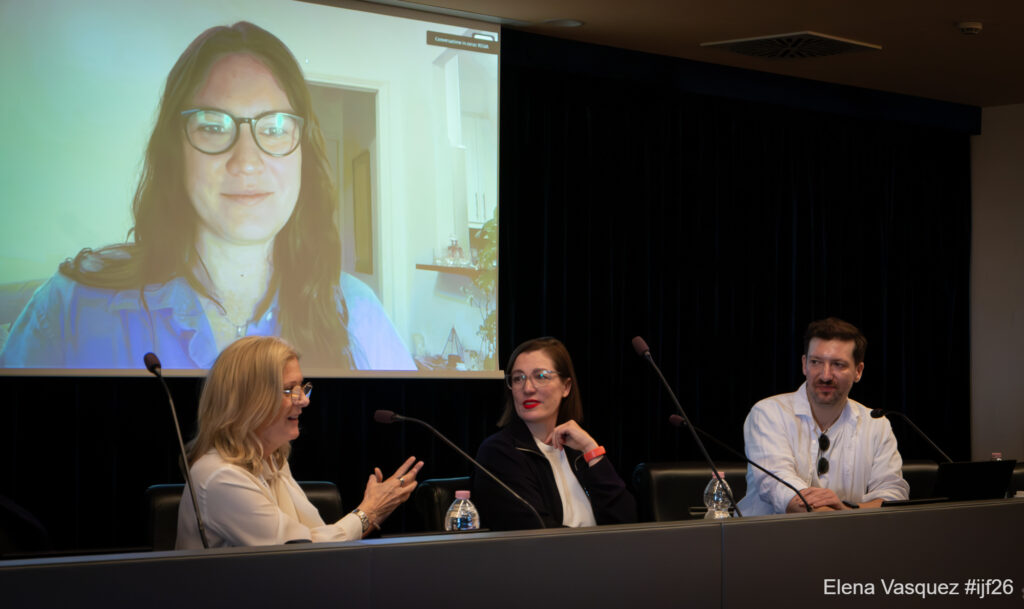 Felicitas Carrique (auf dem großen Screen), Lucy Kueng, Anita Zielina und Michael Jarjour auf dem Panel Bridging the impact gap: how to execute on strategic shifts